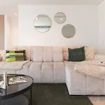 Sensational Brand New Duplex For 4 公寓 *